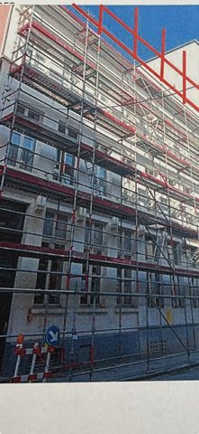 Rusztowanie na elewacji budynku wielorodzinnego