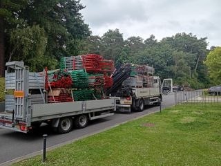Samochód z HDS załadowany rusztowaniami — transport rusztowań w Belgii
